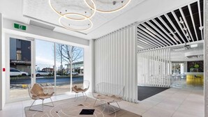 Lobby - Ramada by Wyndham Hamilton City Center (Hamilton)