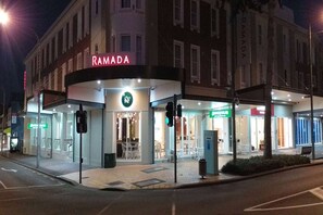 Exterior - Ramada by Wyndham Hamilton City Center (Hamilton)