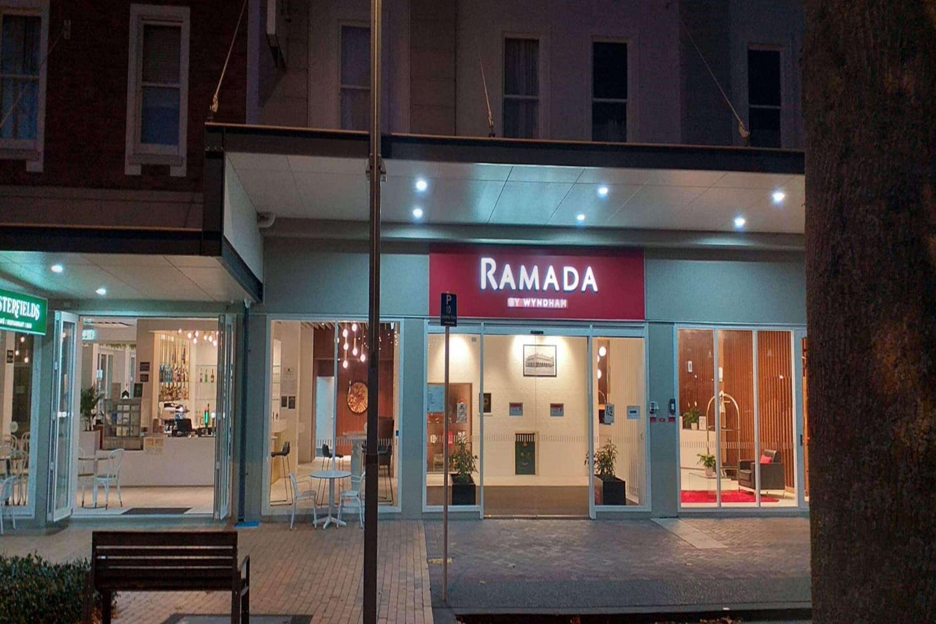 Rakennuksessa on katutasossa sijaitseva liiketila, jonka nimikyltissä lukee ”RAMADA”, ja sen sisäänkäynti on helposti näkyvissä.