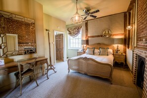 Farmhouse Signature Double Room | 1 ๊ฐ์ ์นจ์ค, ์ ์๊ทน์ฑ ์นจ๊ตฌ, ๊ฐ๊ฐ ๋ค๋ฅธ ์คํ์ผ์ ์ธํ
๋ฆฌ์ด, ๊ฐ๊ฐ ๋ค๋ฅด๊ฒ ๊ฐ๊ตฌ ๋น์น