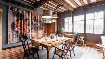 Breakfast, lunch, dinner served; British cuisine