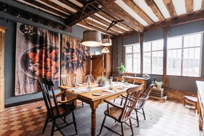 Se sirven desayunos, almuerzos, cenas y cocina británica 