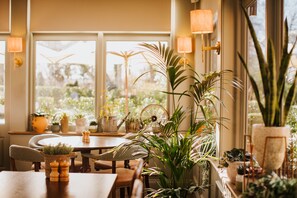 Café da manhã, almoço e jantar; culinária britânica 