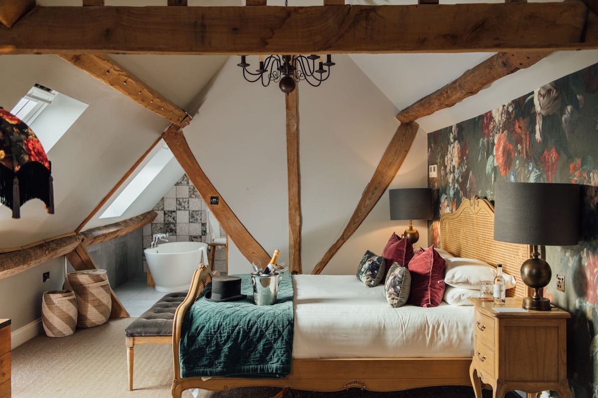 Barns Luxury Double Room | เครื่องนอนป้องกันสารก่อภูมิแพ้, โต๊ะทำงาน, ผ้าม่านกันแสง