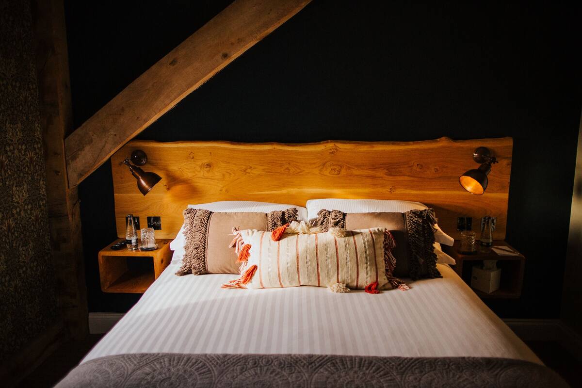 Barns Standard Double Room | เครื่องนอนป้องกันสารก่อภูมิแพ้, โต๊ะทำงาน, ผ้าม่านกันแสง
