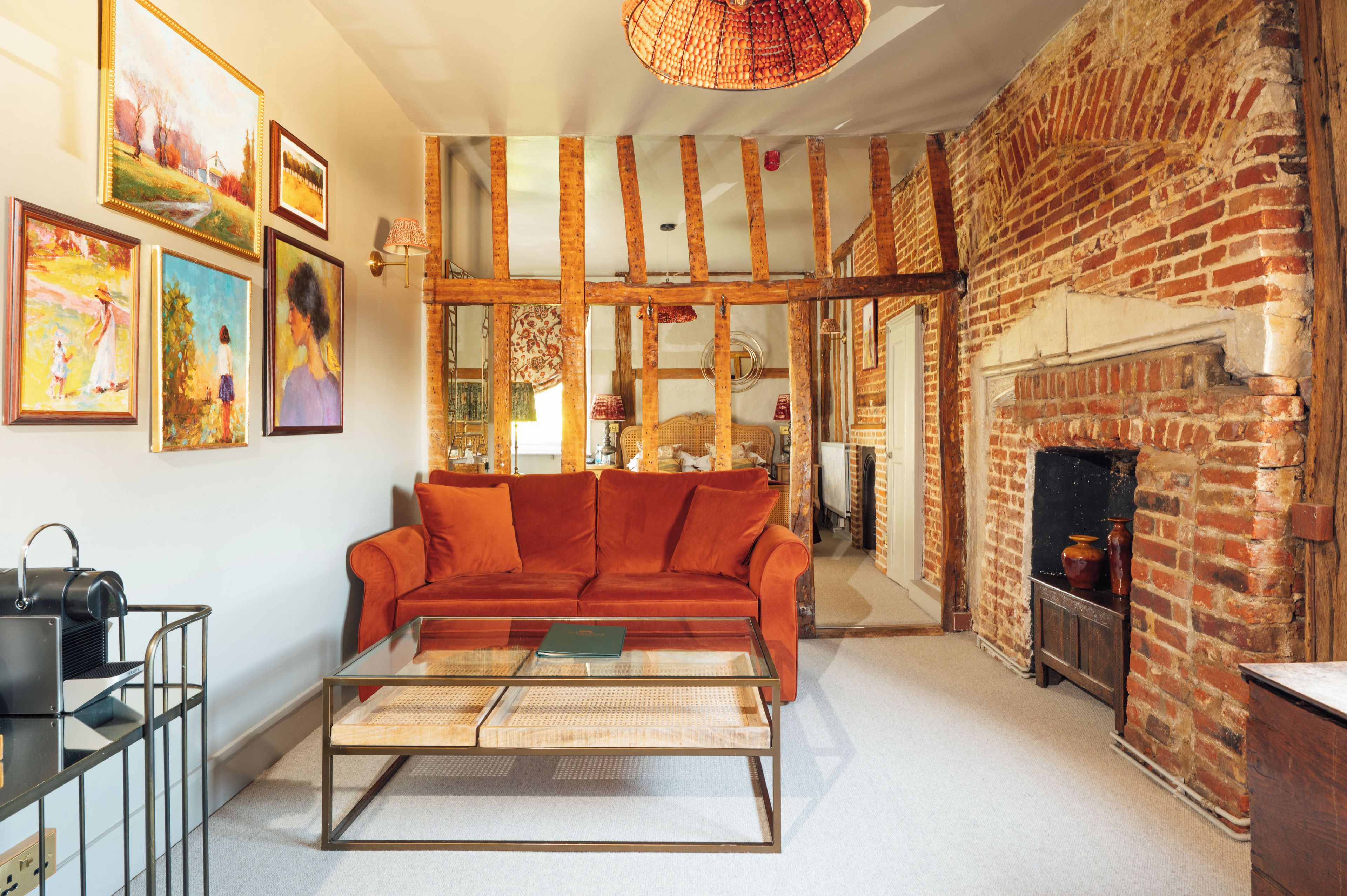 Una sala de estar con sofá, mesa de centro y chimenea.