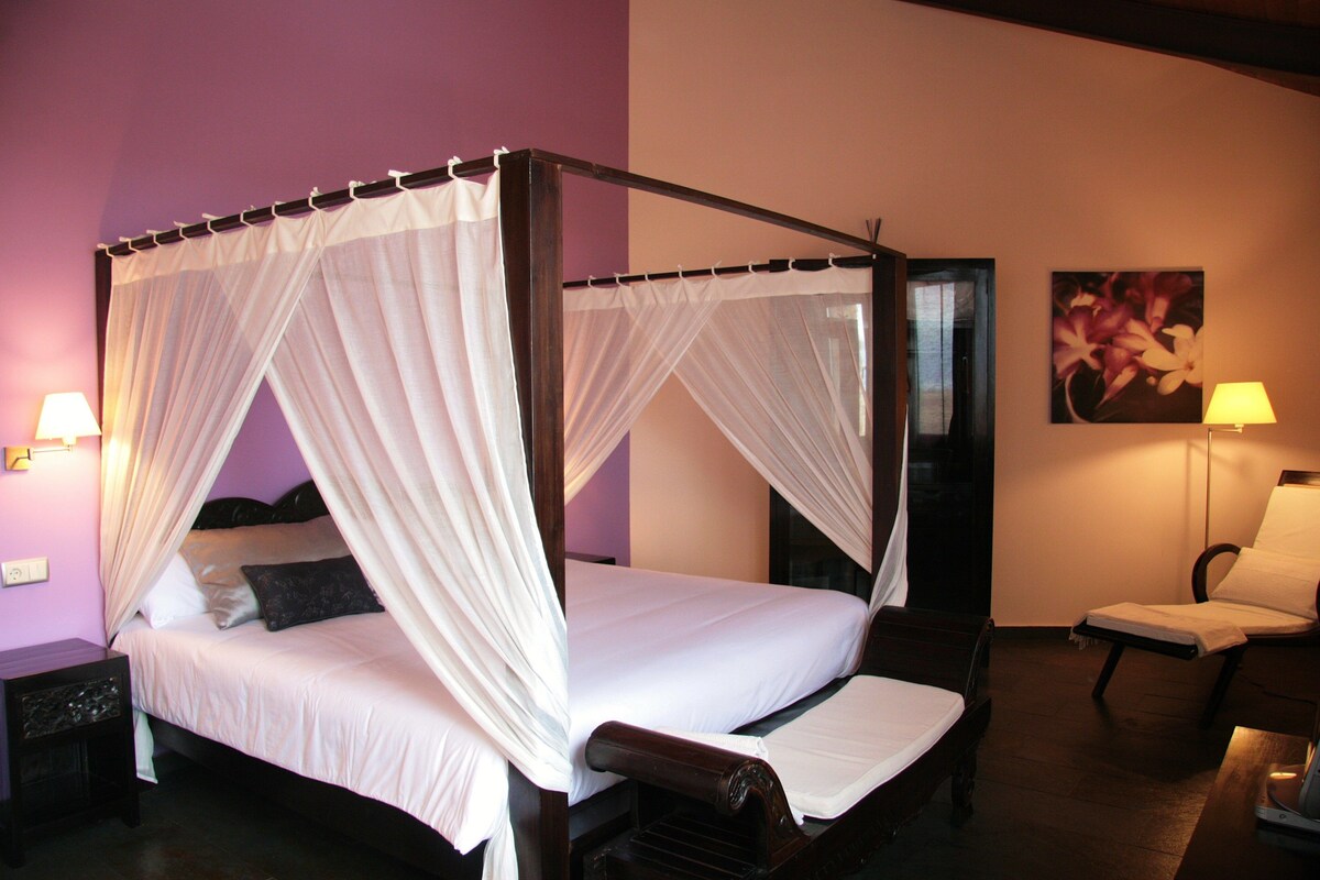ห้องสวีท | เครื่องนอนระดับพรีเมียม, ผ้านวมขนเป็ด, เตียงพร้อมฟูกเสริมที่นอน