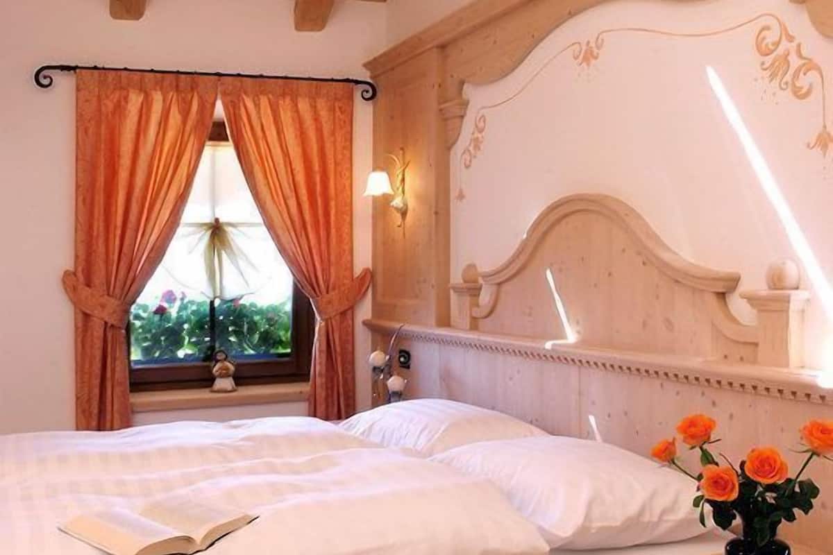 junior suite, mountain view | frette italian sheets, select comfort beds, in-room safe, desk