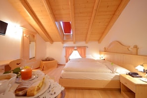 Frette Italian sheets, Select Comfort beds, in-room safe, desk - Hotel Garni Fonte dei Veli (Panchia)