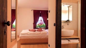Junior Suite, Mountain View | Frette Italian sheets, Select Comfort beds, in-room safe, desk