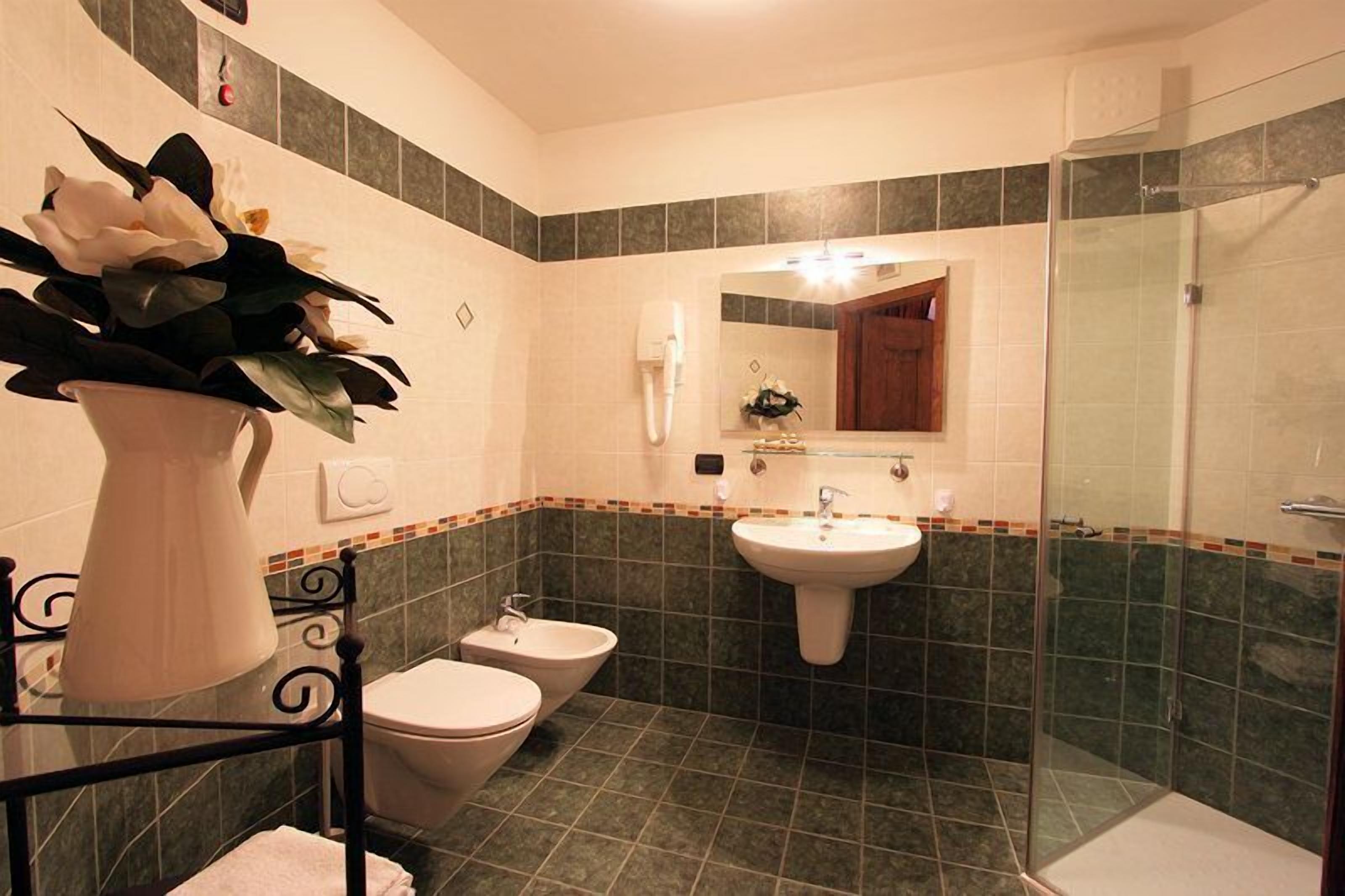 shower, free toiletries, hair dryer, bidet