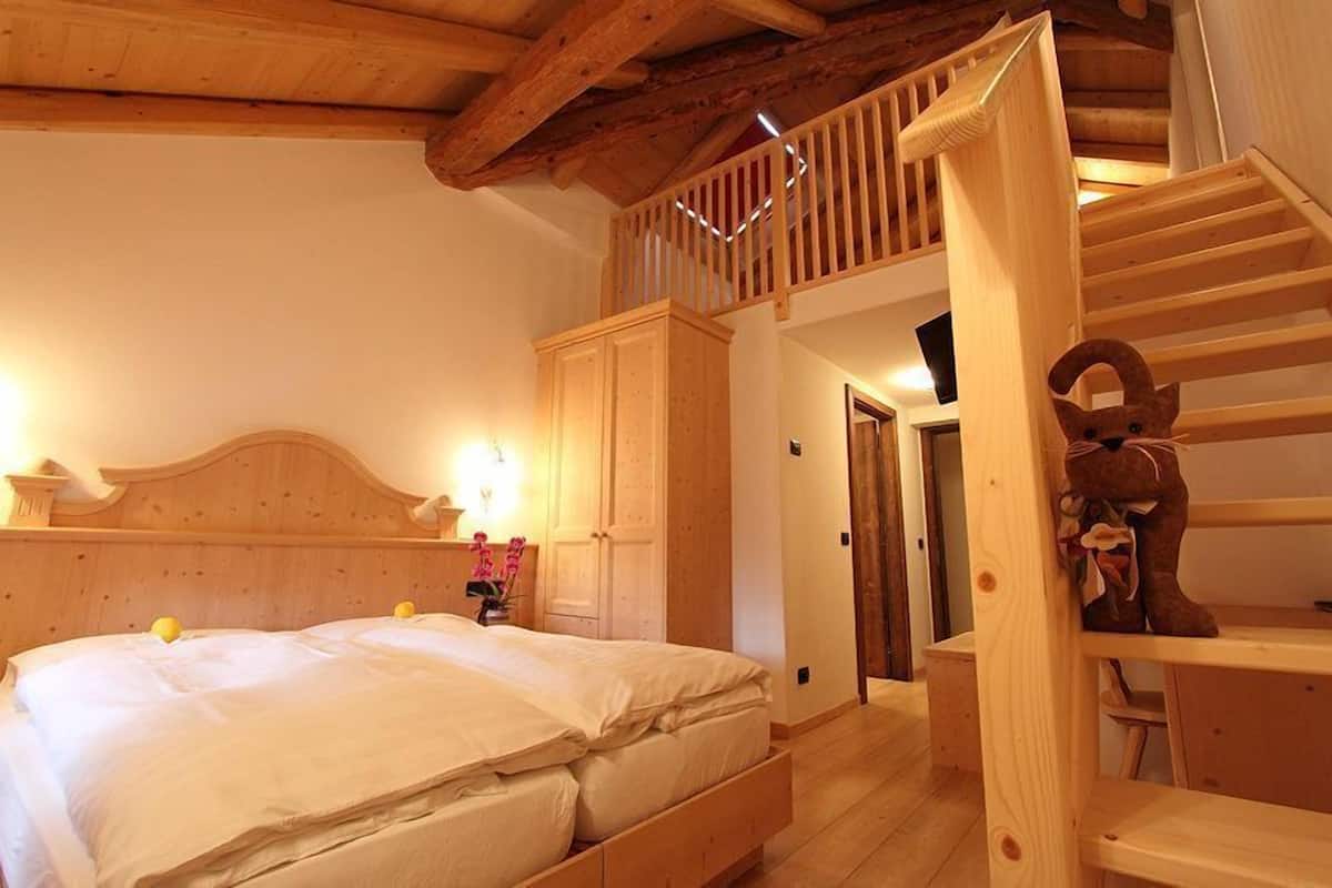 quadruple room, mountain view | frette italian sheets, select comfort beds, in-room safe, desk