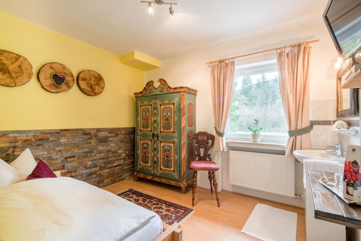 Single Room, Shared Bathroom | In-room safe, individually furnished, desk, cribs/infant beds