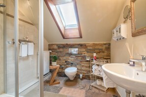 Quadruple Room, Private Bathroom (Balcony) | Bathroom