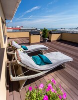 Signature penthouse, 2 slaapkamers, veranda | Italiaanse Frette-lakens, luxe beddengoed, bedden met traagschuimmatras
