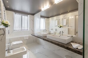 Penthouse, Terrace, Sea View | Bathroom | Rainfall showerhead, free toiletries, hair dryer, slippers - UNO Design Hotel (Odesa)