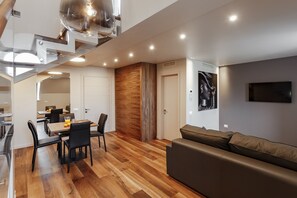 Suite Prestigio | Área de sala de estar | Televisión LED de 32 pulgadas con canales por cable y televisión 