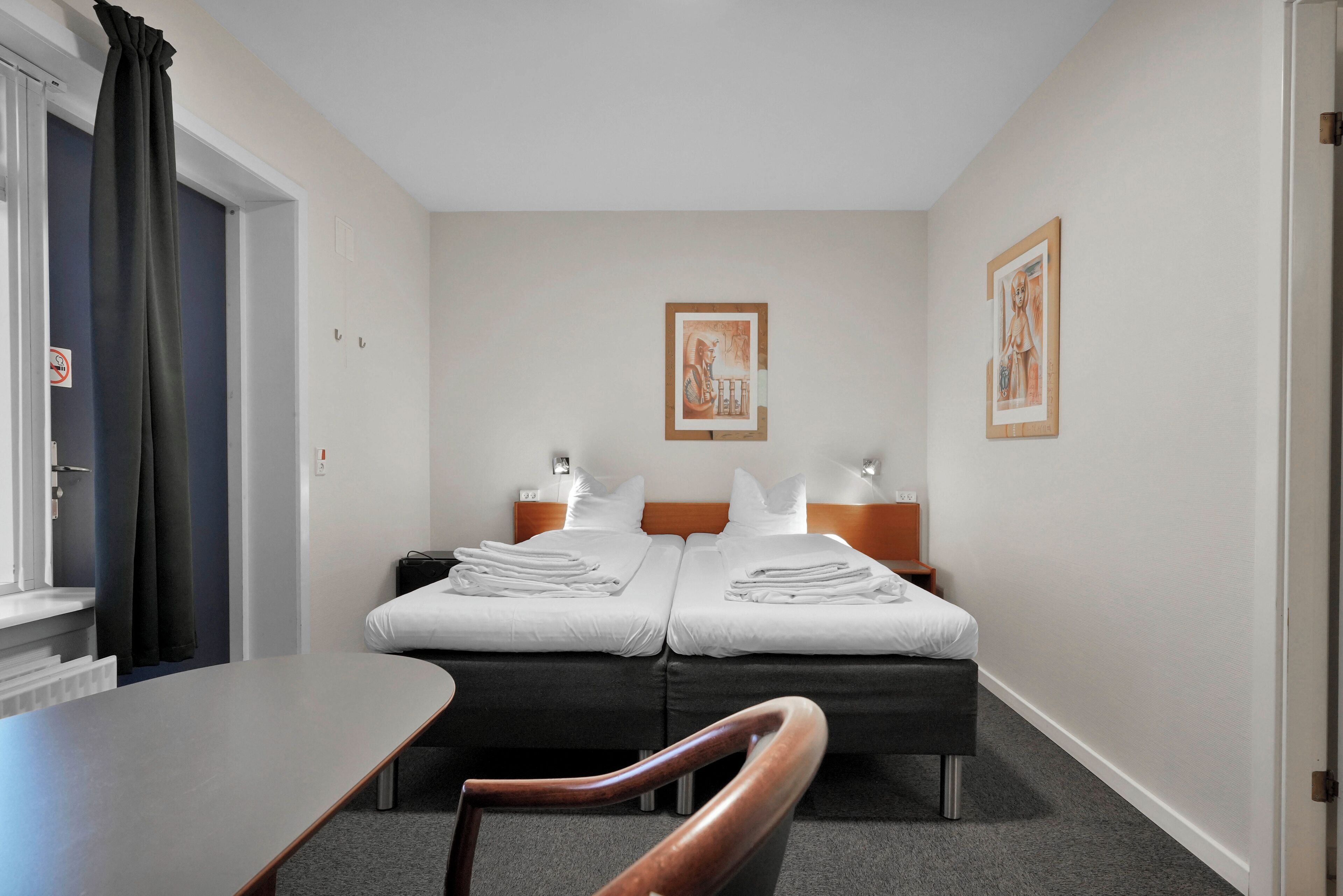 Habitación individual económica (Facing Road) | Escritorio, tabla de planchar con plancha, cunas y wifi gratis 