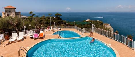 Außenpool (je nach Saison geöffnet), Liegestühle