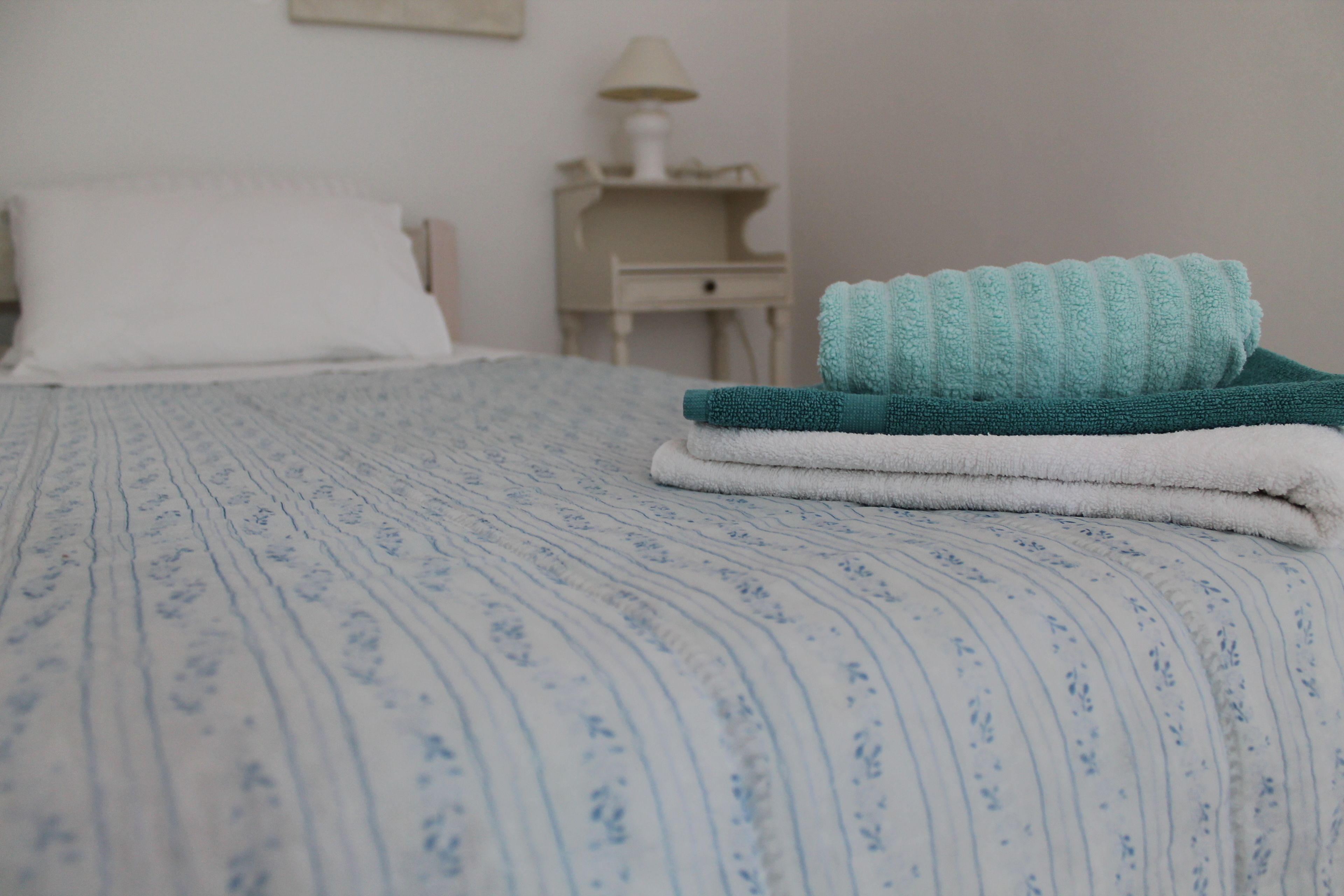 Colchones Select Comfort y caja de seguridad en la habitación 