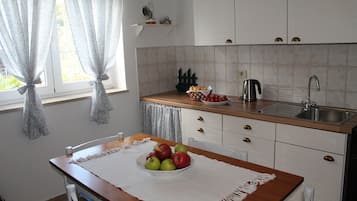 Appartement une chambre à coucher pour 3 personnes | Cuisine privée | Réfrigérateur, cafetière/bouilloire, bouilloire électrique