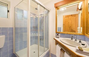 Amenidades de baño gratuitas, secadora de cabello, toallas