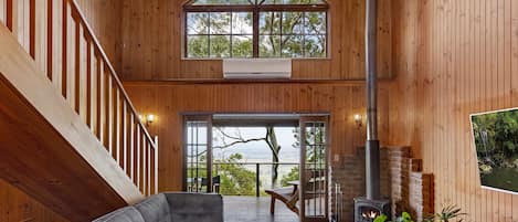 Panorama chalet, 1 slaapkamer, uitzicht op bergen | Woonruimte | Een 55-inch flatscreentelevisie met digitale zenders en televisie