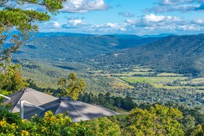 Vista panorámica de un paisaje montañoso con cielo despejado.
