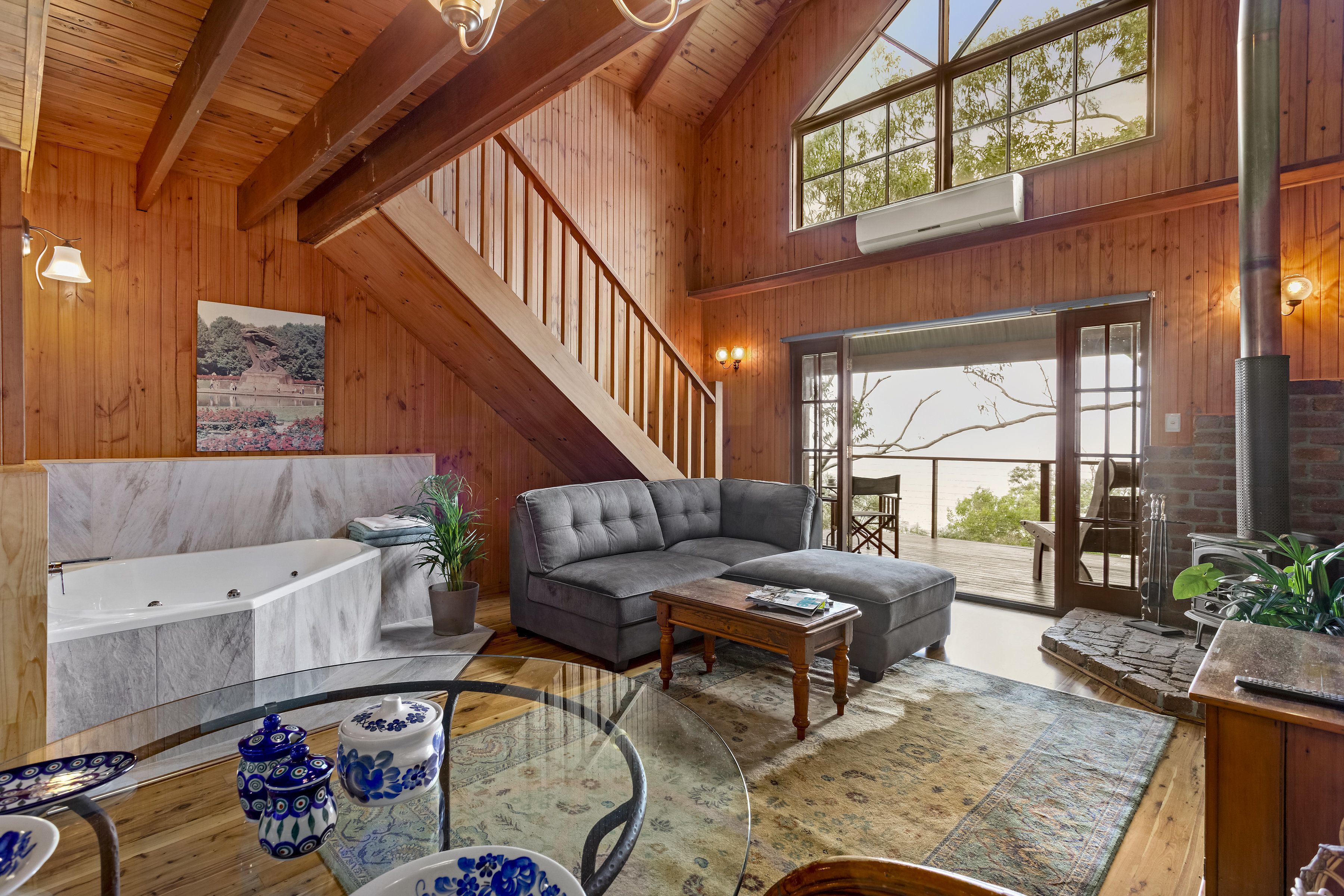 Een 55-inch flatscreentelevisie met digitale zenders en televisie