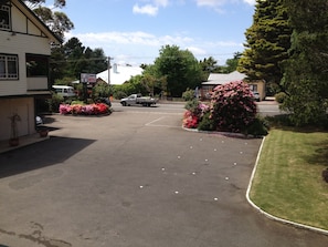 Property grounds - The 3 Explorers Motel (Katoomba)