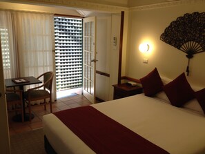 Queen Spa Room | Individually decorated, individually furnished, desk, blackout drapes - The 3 Explorers Motel (Katoomba)