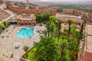 حمّام سباحة خارجي، مقاعد للتشمس