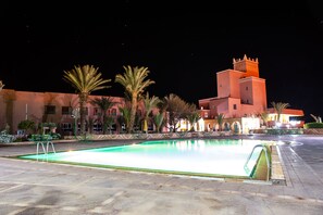 واجهة المنشأة - في المساء/الليل