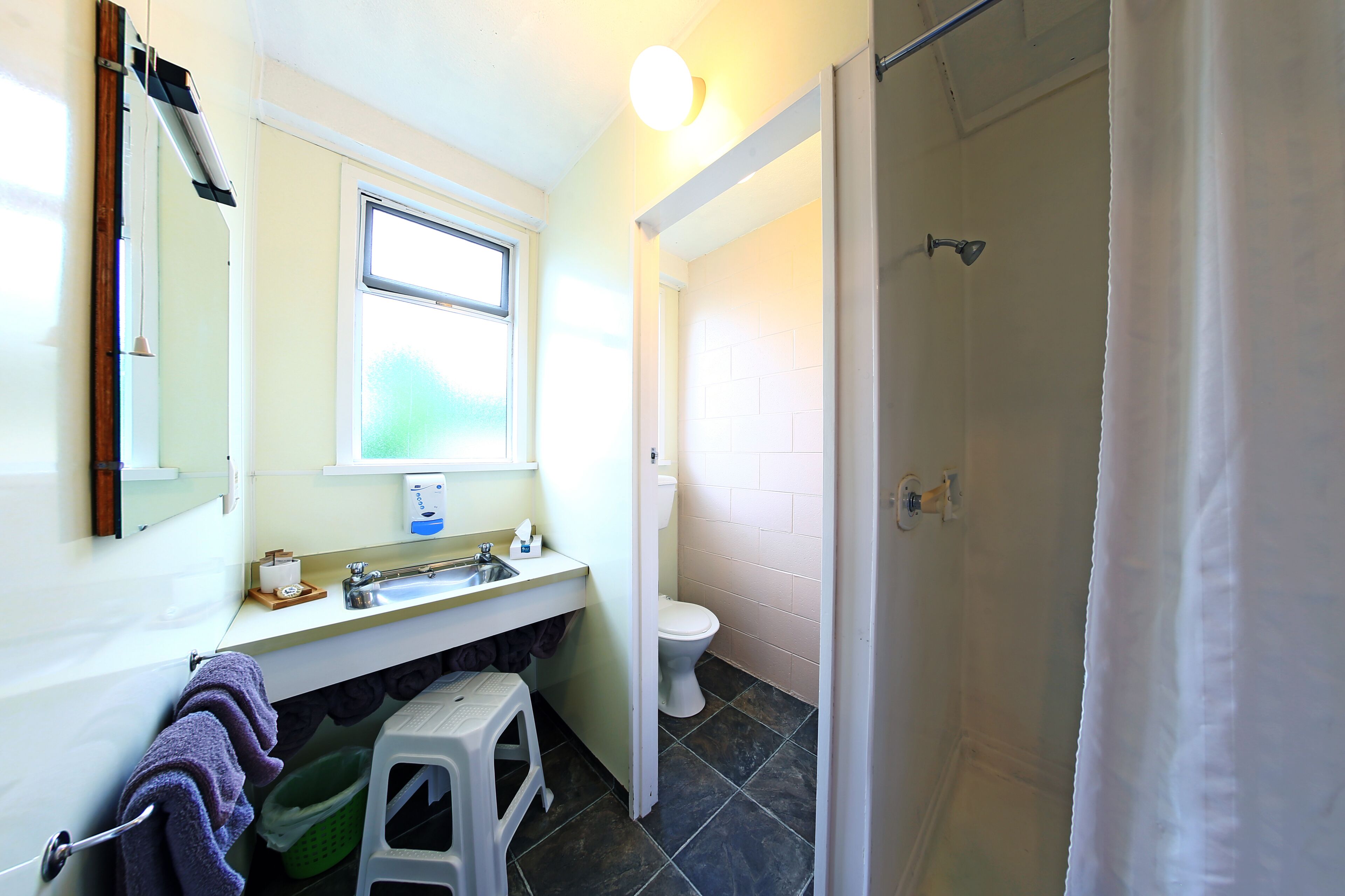 Un baño con lavabo, inodoro y ducha.