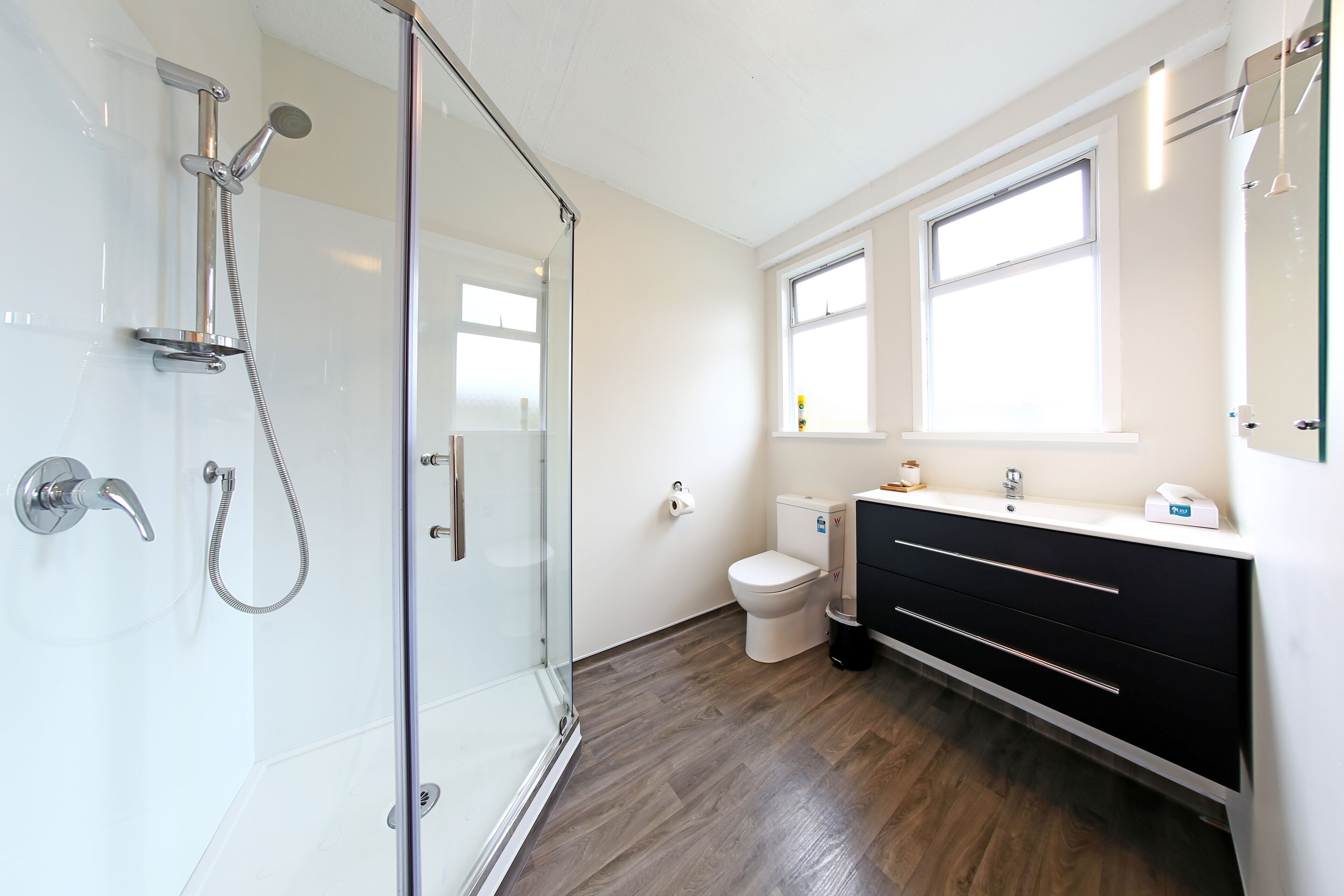 Deluxe Studio, 1 King Bed | Bathroom | Shower, free toiletries, hair dryer, towels