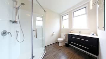 Deluxe Studio, 1 King Bed | Bathroom | Shower, free toiletries, hair dryer, towels