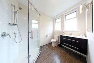 Deluxe Studio, 1 King Bed | Bathroom | Shower, free toiletries, hair dryer, towels