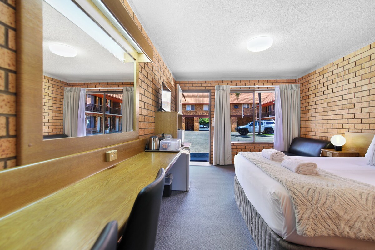 Standaard kamer, 1 queensize bed, toegankelijk voor mindervaliden | Luxe beddengoed, een bureau, een laptopwerkplek