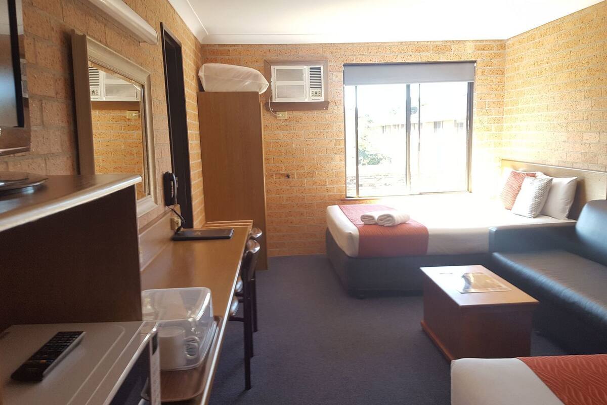 أغطية فراش متميزة ومكتب ومساحة عمل للكمبيوتر المحمول وستائر تعتيم