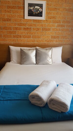Deluxe Double Room, 1 Queen Bed | Premium bedding, desk, laptop workspace, blackout drapes - Royal Palms Motor Inn (Coffs Harbour)