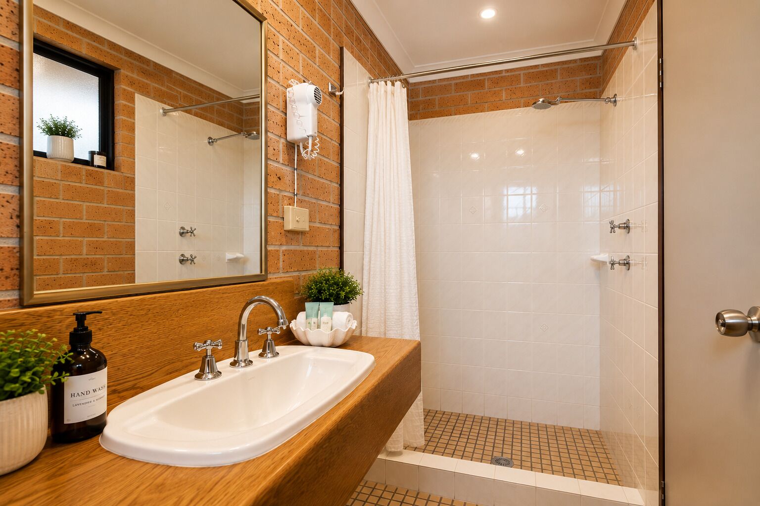 Chambre Deluxe avec lits jumeaux | Salle de bain | Douche, articles de toilette gratuits, sèche-cheveux