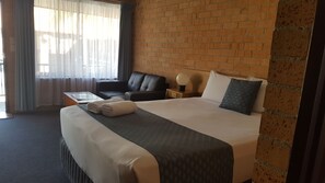 Phòng đôi Deluxe, 1 giường cỡ queen | Bộ đồ giường cao cấp, bàn, khu vực làm việc phù hợp cho laptop 