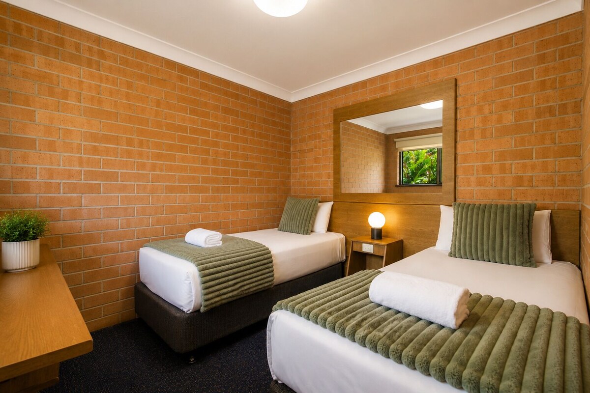 Suite, 2 slaapkamers | Luxe beddengoed, een bureau, een laptopwerkplek