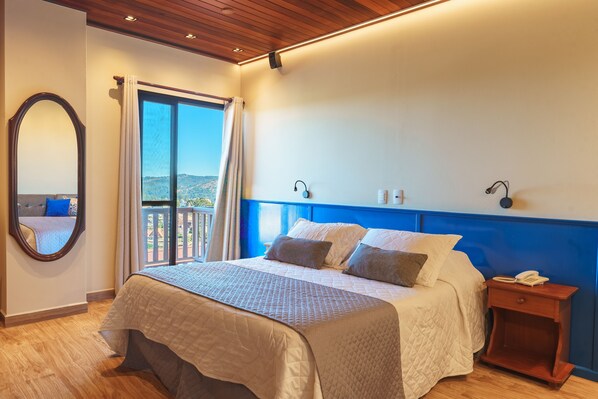 Habitación de lujo con 1 cama matrimonial o 2 individuales, balcón, en edificio contiguo | Minibar, decoración personalizada, muebles diferentes y wifi gratis 