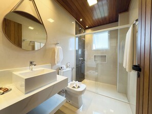 Standard-Doppelzimmer | Badezimmer | Dusche, kostenlose Toilettenartikel, Haartrockner, Handtücher