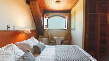 Une chambre d’hôtel comprenant un lit, un bureau, une chaise et une armoire.