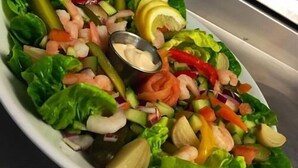 Ensalada con diferentes verduras y camarones.