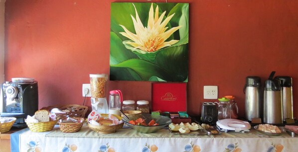 Free daily buffet breakfast - Pousada Toca das Bromelias (Campos do Jordão)