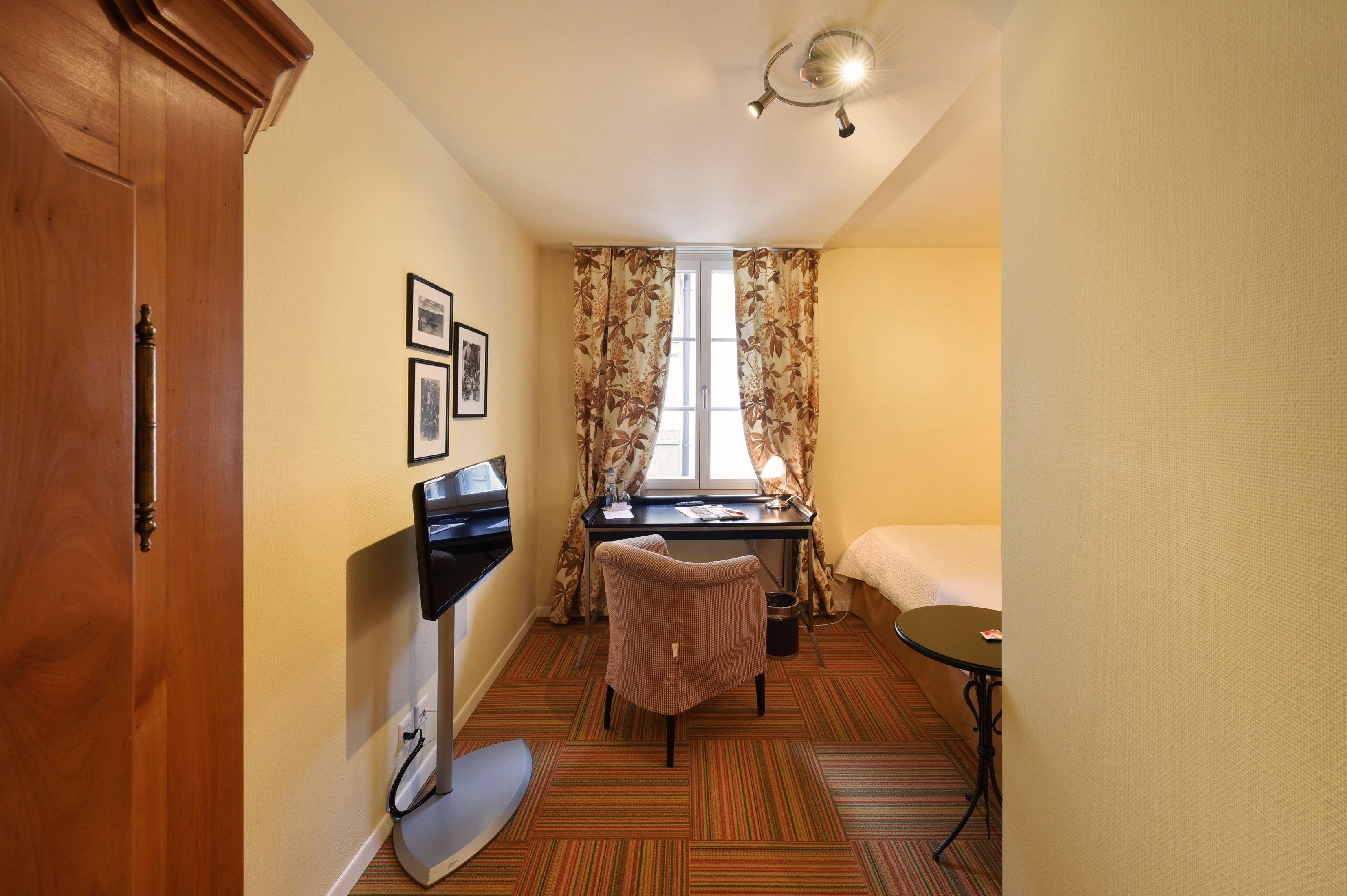 single room, private bathroom | hypo-allergenic bedding, down duvets, pillow-top beds, minibar