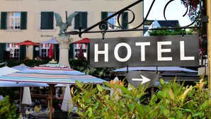 A hotel sign with an arrow pointing to the right, indicating the direction to the hotel. - Romantik Hotel Schwan (Horgen)